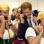 El príncipe Harry habla por teléfono durante un acto solidario de la empresa ICAP, en Londres.