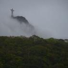 Foto tomada el pasado 30 de noviembre de la estatua del Cristo Redentor en el cerro del Corcovado, Río de Janeiro. El próximo mes de marzo se celebra el 450 aniversario de esta ciudad brasileña.