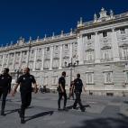 Agentes de la Policía Nacional patrullan por los alrededores del Palacio Real.