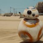 Sin abandonar Tatooine en una corta escena de apenas unos segundos, podemos ver la supuesta evolución de los pequeños drones, probablemente sucesores de los drones R2, con un cuerpo esférico y que, además, por la forma, parece transformable ...