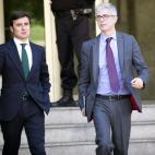 El director del diario El País, Javier Moreno, a la derecha, sale del juzgado.