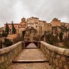 La histórica ciudad amurallada de Cuenca fue declarada Patrimonio de la Humanidad en 1996. Lugares como la catedral, del siglo XII, el Palacio Episcopal, varios conventos y monasterios y sus famosas casa colgadas son algunos de los muchos rinco...