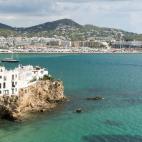 Por su excelente ubicación, Ibiza ha sido siempre un destino clave en las rutas de navegación. Fundada en el 654 a. C., la ciudad ha ido acumulando historia y rincones que todavía hoy se pueden disfrutar. Y no hay que olvidarse de sus playas,...