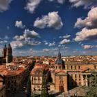 La ciudad universitaria por excelencia, Salamanca cuenta con un amplio patrimonio cultural que les ha llevado a formar parte de la Unesco. Entre ellos, hay que destacar sus dos catedrales, la Plaza Mayor, la Casa de las Conchas y otros muchos ed...