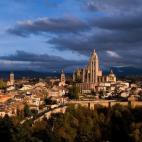 Al lado del río Eresma está Segovia, cuya ciudad vieja y acueducto fueron incluidos en 1985 en la lista de la Unesco. Nadie debería dejar pasar la oportunidad de caminar bajo los arcos del acueducto, de visitar su Alcázar como si de un casti...