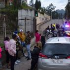 Familias esperan noticias en la prisión de Cuenca.