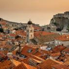 Si hay una ciudad en Europa que se debe recorrer a pie, ésa es Dubrovnik. Conocida como la perla del Adriático, la ciudad croata es uno de los puntos más turísticos del Mediterráneo. Pero a pesar de ello los transeúntes no tienen problemas...