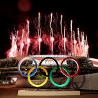 Imagen del exterior de la ceremonia de apertura con los fuegos artificiales y los aros olímpicos de Tokio 2020.