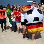 Aficionados, en una playa antes del Alemania-Portugak (Photo by Joe Raedle/Getty Images)