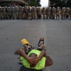 Un manifestante, ante la policía brasileña (JUAN MABROMATA/AFP/Getty Images)