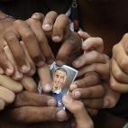 Aficionados brasileños, con un cromo de Benzema (FRANCK FIFE/AFP/Getty Images)