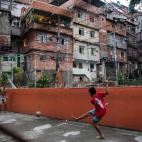 Niños juegan al fútbol en Rio de Janeiro. (YASUYOSHI CHIBA/AFP/Getty Images)