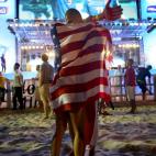 Una pareja celebra la victoria de Estados Unidos (Photo by Joe Raedle/Getty Images)
