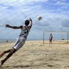 Jóvenes brasileños juegan al fútbol en la playa (Photo credit should read DANIEL GARCIA/AFP/Getty Images)