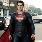 Película: El hombre de acero (2013) Superman Peso: Cavill, que en ese momento pesaba 77 kilos, tuvo que ganar 9 kilos de masa muscular. Para ellos realizaba dos entrenamientos diarios y consumía entre 5000 y 6000 calorías.