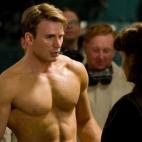 Película: Capitán América: El primer vengador (2011) Capitán América, el superhéroe de Marvel. Peso: Sumó casi 10 kilos de músculo y perdió un 5% de su grasa corporal. Tuvo que someterse a una dieta estricata y seis días de entrenami...