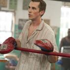 Película: The Fighter (2010) El boxeador profesional Dicky Eklund, adicto al crack. Peso El actor, que ya había sufrido una transformación radical en El maquinista, se quedó en 66 kilos para poder interpretar a este personaje.