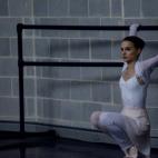 Película: Cisne negro (2010) Una bailarina que poco a poco va perdieron la cabeza después de saber que será la primera bailarina de El lago de los cisnes. Peso: Perdió nueve kilos, los mismos que su compañera de rodaje Mila Kunis.