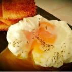 Esta receta te da el truco perfecto para que el poché no se deshaga: cocer el huevo dentro de un papel film untado con aceite. Ya estás listo para preparar huevos Benedict.