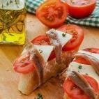 El dulzor del queso y el tomate son la base perfecta para la fuerza de las anchoas. Todo con su buen aceite de oliva, que no falte. Facilísima y resultona.