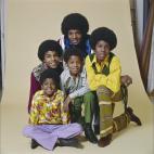 Los Jackson Five posan para un retrato aproximadamente en 1968. Desde abajo a la izquierda en el sentido de las agujas del reloj, Michael Jackson, Tito Jackson, Jackie Jackson, Jermaine Jackson, Marlon Jackson.