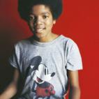Michael Jackson, parte de los 'Jackson 5', posa para un retrato con una camiseta de Mickey Mouse.