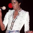 NEW ORLEANS, UNITED STATES - OCTOBER 3: Michael Jackson performing on stage with The Jacksons on their Destiny Tour at the Municipal Auditorium on October 3,1979 in New Orleans, Louisiana. (Photo by Ebet Roberts/Redferns) Cantando en el escen...