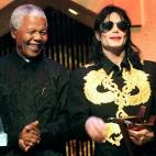 En Sun City, Sudáfrica, junto a Nelson Mandela, que le entregó un galardón por sus logros a toda una vida durante el festival Kora All Africa.