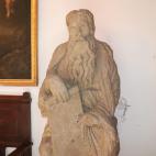 Una de las estatuas del Mestre Mateo, en el interior de la capilla del pazo de Meirás