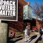 Cartel antirracista con el mensaje "los votantes negros importan" a las puertas de un centro de votaci&oacute;n en Michigan.
