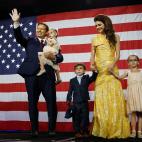 El gobernador de Florida Ron DeSantis saluda desde el escenario junto a su mujer Casey y sus hijos en la noche electoral.