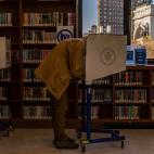 Votantes en la biblioteca p&uacute;blica de Brooklyn en Nueva York.