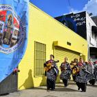 Un grupo de mariachis lidera a un grupo de latinos hacia el centro de votaci&oacute;n en Los Angeles, California.&nbsp;