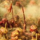 (c) Ioulia Chvetsova, Francia, Categoría Arte y Cultura, Competición abierta, Sony World Photography Awards 2015. Título de la imagen: Holi. (Sagrado) Descripción de la imagen: Devotos hindúes se lanzan colores para celebrar el comienzo...