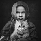 (c) Arief Siswandhono, Indonesia, Categoría Gente, Competencia abierta, Sony World Photography Awards. Título de la imagen: Timeless affection (Afecto eterno) Descripción de la imagen: Fiona (la niña de la foto) es la más joven de mis d...