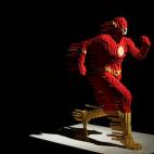 Sawaya asegura que esta escultura de Flash en plena demostración de su supervelocidad es un homenaje a las líneas de movimiento de los cómics, algo que "los fans no valoran lo suficiente". El artista asegura que es el superhéroe con el que t...