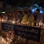 Periodistas paquistaníes encienden velas por las víctimas del ataque. (ASIF HASSAN/AFP/Getty Images)