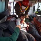 Trabajadores paquistaníes de rescate transportan en ambulancia a los heridos. (AP Photo/Mohammad Sajjad)
