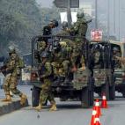 Las tropas del Ejército paquistaní llevan a cabo una operación tras el ataque talibán. (AP Photo/Mohammad Sajjad)