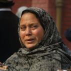 Una mujer paquistaní llora mientras espera en el hospital donde atienden a las víctimas. (AP Photo/Mohammad Sajjad)