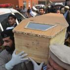 Varias personas transportan el ataúd de una víctima. (AP Photo/Mohammad Sajjad)