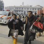 Estos dos paquistaníes corren hacia el hospital tras el ataque. (AP Photo/Mohammad Sajjad)