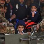 Soldados paquistaníes transportan a varios niños desde el lugar del ataque. (Majeed/AFP/Getty Images)