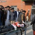 Transportan a un estudiante herido al hospital. ( A Majeed/AFP/Getty Images)