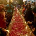 Activistas del Movimiento Muttahida Qaumi (MQM) encienden velas por las víctimas. (RIZWAN TABASSUM/AFP/Getty Images)
