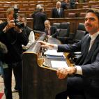 El entonces presidente del Gobierno, José María Aznar, sonriendo a la prensa antes del histórico pleno del Congreso en el que dio explicaciones sobre la gestión de la catástrofe.