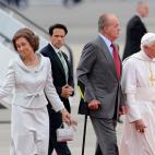 Con la llegada del papa Benedicto XVI a Espa&ntilde;a, el pont&iacute;fice comenz&oacute; a caminar entre los reyes. Juan Carlos orden&oacute; a la em&eacute;rita que se cambiara de lugar para quedar &eacute;l en el centro.
