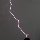 El 17 de enero, una tormenta eléctrica en Rio de Janeiro hizo que un rayo cayera sobre el Cristo que corona la ciudad, que perdió parte de un dedo, restaurado días más tarde. Según el Instituto Nacional de Investigaciones Especiales, durant...