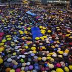 Se la bautizó así porque los manifestantes utilizaron paraguas para protegerse de los gases lacrimógenos y los spray de pimienta que les arrojó la Policía. Las protesta surgió a través de los movimientos Occupy Central with Love and Peace...