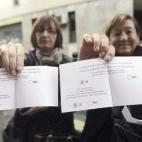 Dos mujeres muestras sus papeletas en la jornada participativa.